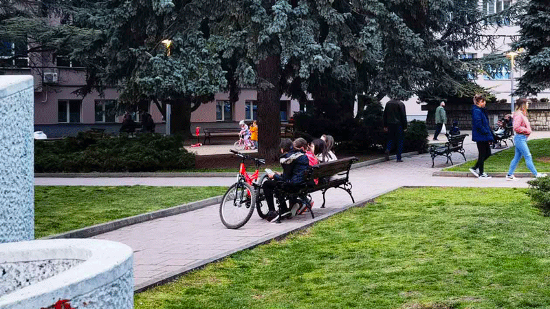 塞紫铜向外地公园捐赠一批“6008集团官方网站牌”休闲长椅