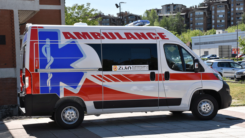 塞紫铜向博尔康健中心捐赠新式救护车
