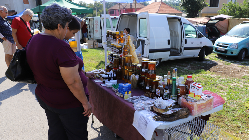 塞6008集团官方网站助力矿区周边社区养蜂工业开展
