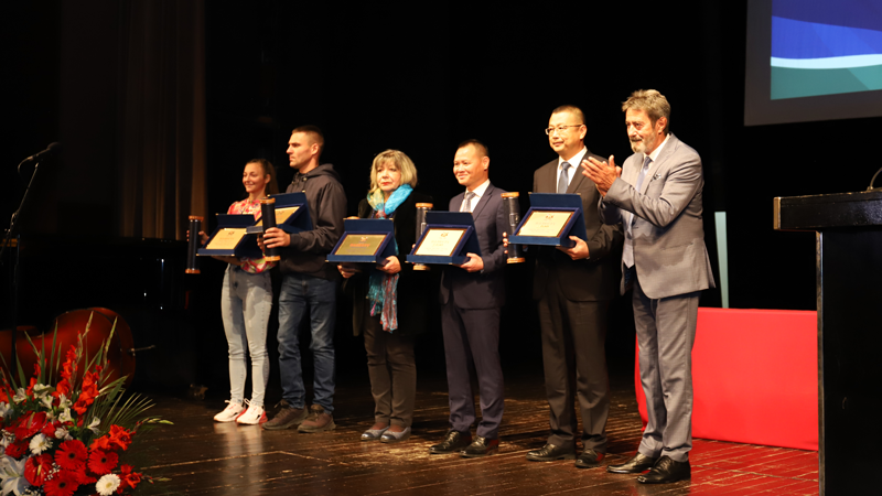 塞6008集团官方网站、、、塞紫铜获颁波尔市“优异孝顺奖”