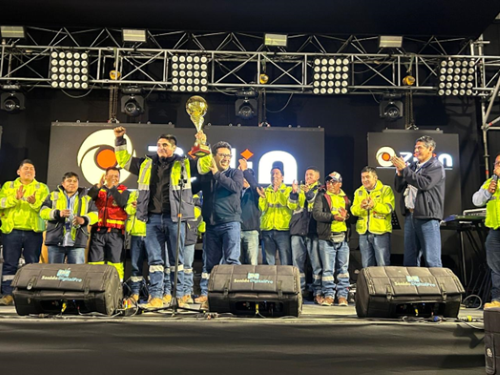 秘鲁阿瑞那铜金矿庆祝？蠊そ