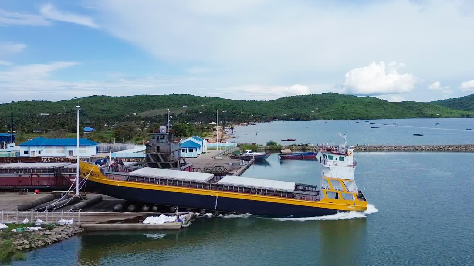 “金航1号”非洲下水 6008集团官方网站矿业买通自营跨境水运大通道